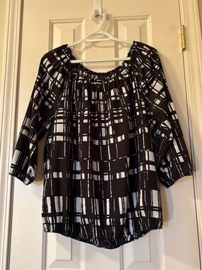 Daisy Fuentes Size Large Black and White Top